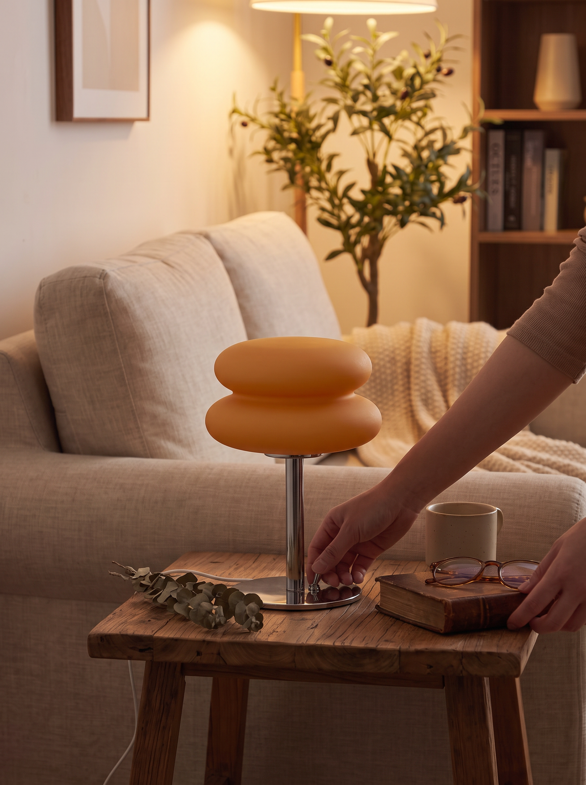 Snowball shaped USB lamp diffusing light evenly